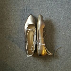 NWT. GAP Metallic Flats
